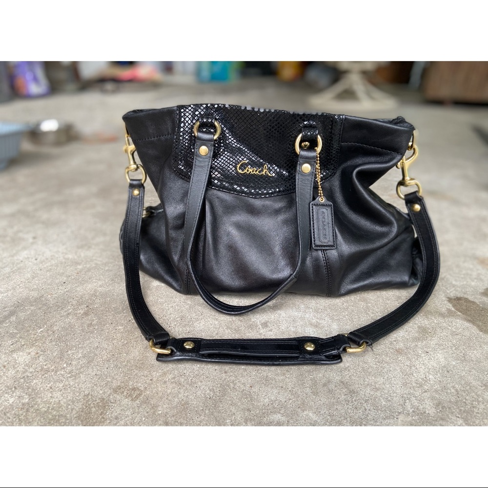 ~BLACK LEATHER COACH PURSE~